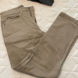 Men’s tan pants stretchy size 32
